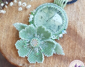 Bestickte Halskette aus Prehnit, grünen Felsperlen und Swarovski Cabochon. Lithotherapie