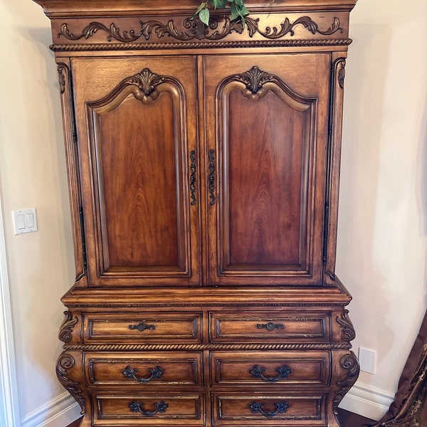 vintage OLd WorLd ThoMasViLLe traditional wood Armoire Hutch dreSSER