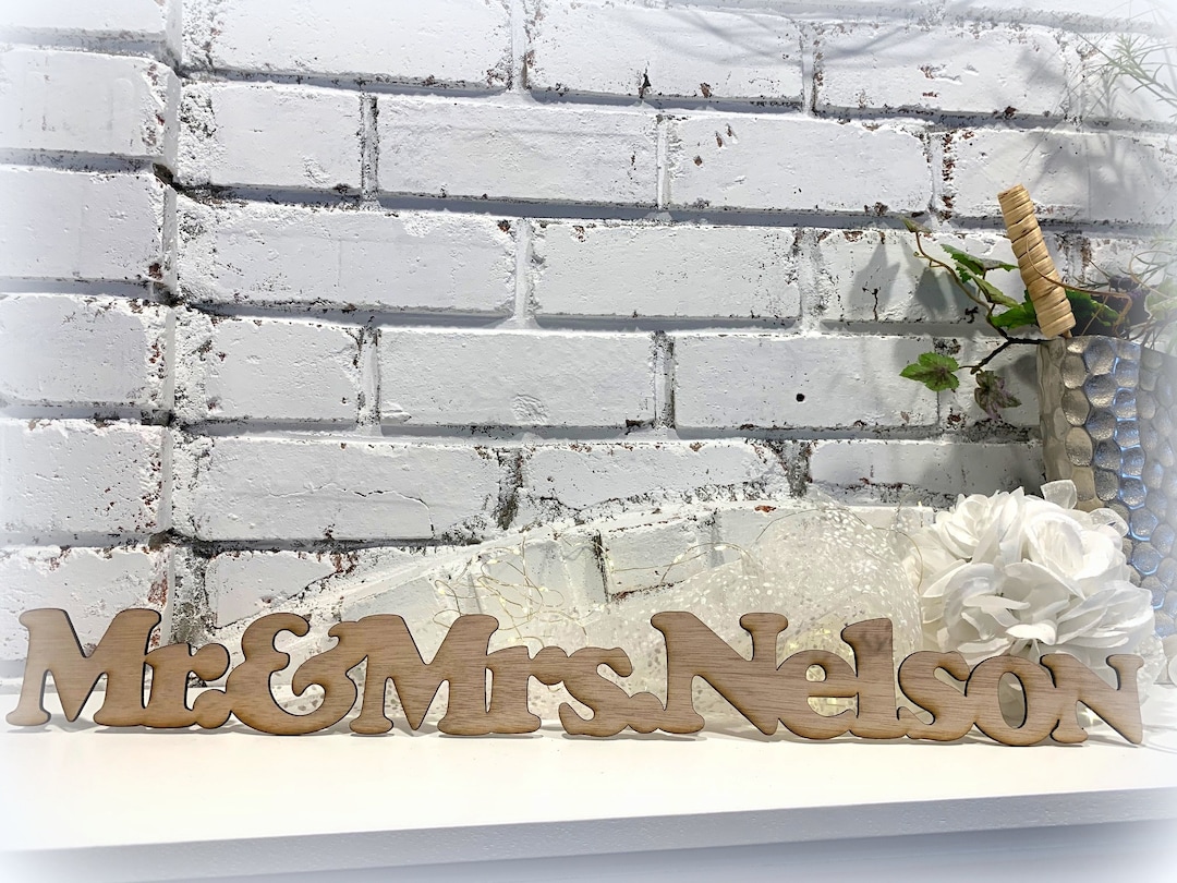 Signe personnalisé de nom de famille de M. et Mme Wood Wood Sign Stylish Block Letter Font