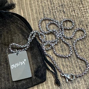 Collar con colgante personalizado escrito a mano para hombre - Collar con cadena con colgante de letra rectangular personalizado - Collar con colgante para hombre grabado con láser