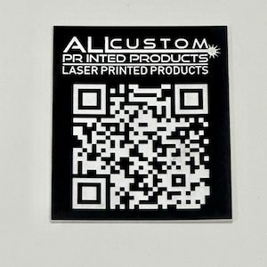 Peut inclure: Un carré noir avec un code QR blanc et du texte. Le texte indique "ALICUSTOM" au-dessus de "PRINTED PRODUCTS" et "LASER PRINTED PRODUCTS". Un petit graphique en forme d'éclat de soleil se trouve à droite du texte.