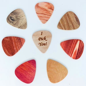 Personalized Wood Grain Guitar Pick: Custom Printed Plectrum