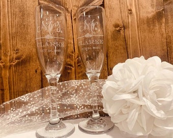 Custom Mr and Mrs Champagne Flutes Set - Toasting Mr and Mrs Glasses Set - Custom Anniversary Glasses - Custom Wedding Glasses - Set of 2