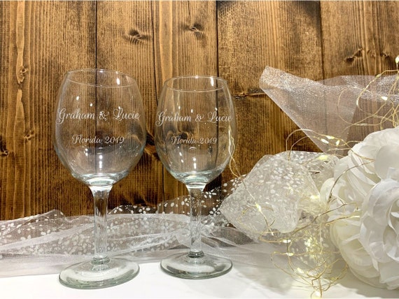 Juego de 3, 6 y más copas de vino personalizadas con tallo para novia,  regalos de dama de honor, estilo de punta de plumas (6)