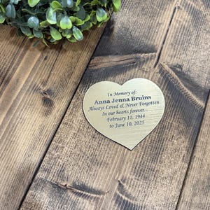 カスタムゴールドメモリアルハートサイン：ブラッシュメタリックアクリル、粘着バック