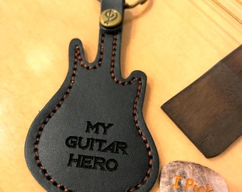 Llavero portapúas de guitarra personalizado de cuero negro con púa grabada