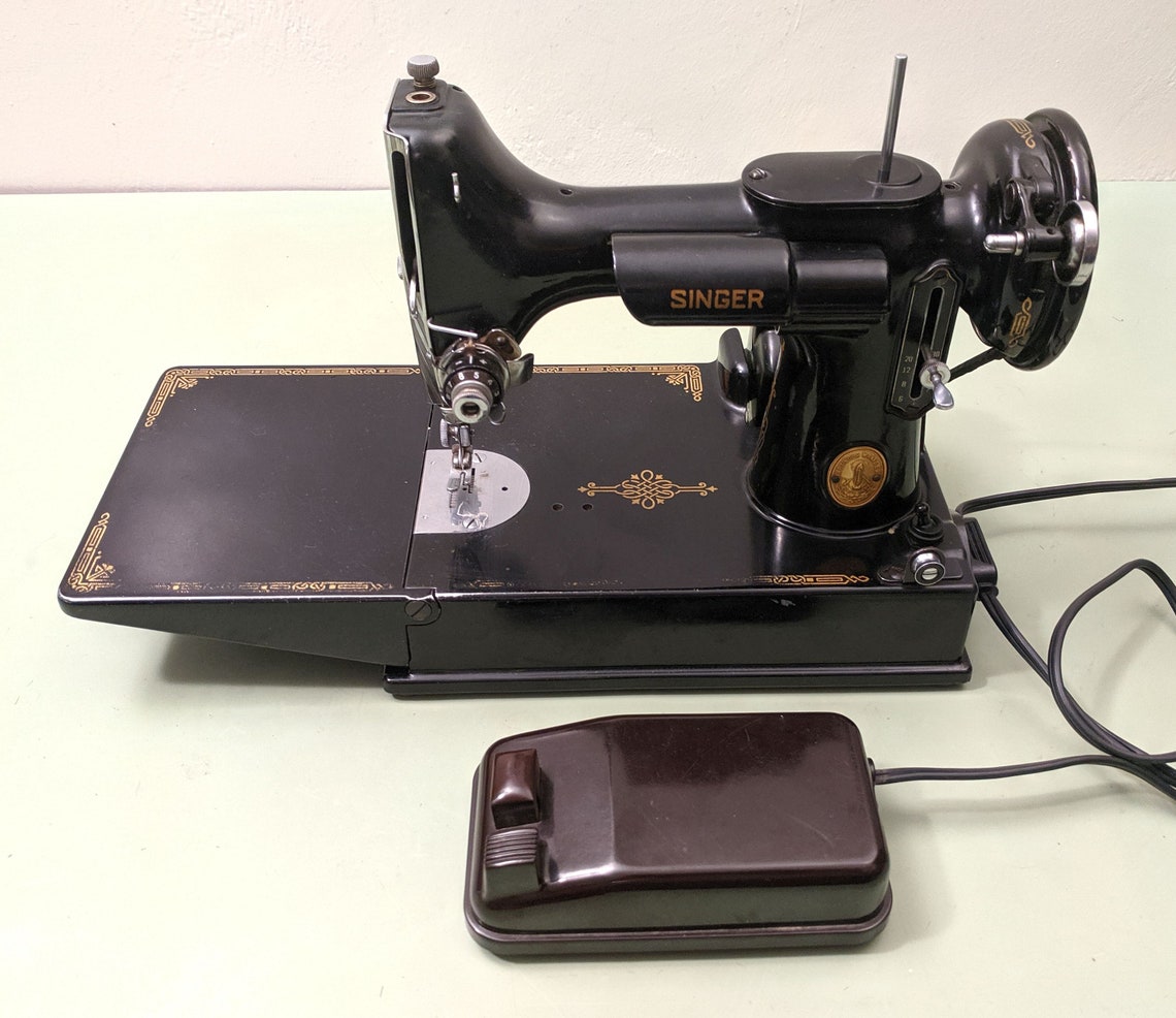 1947 Singer 221 Featherweight Sewing Machine w/Pedal and Case Etsy