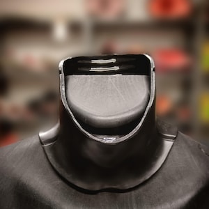 Puede incluir: Sello de cuello de neopreno negro para un traje de neopreno. El sello tiene una superficie lisa y redondeada y una textura gruesa y gomosa.