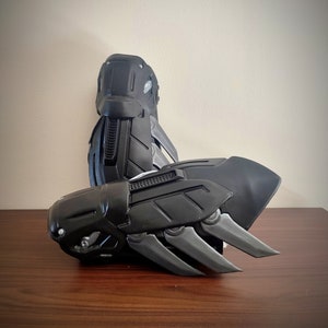 Cosplay Gauntlet knight – Sci-Fi Warrior Arm Armor – Handmade Costume Prop – LARP or Comic Convention Accessory