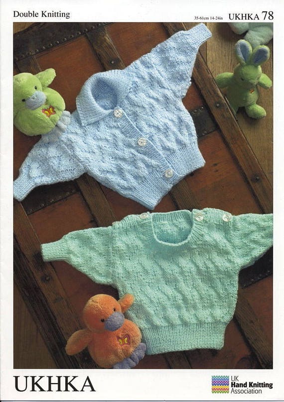 Double tricot motif bébé DK manches longues Cardigan Chandail Tricot Câble UKHKA 61