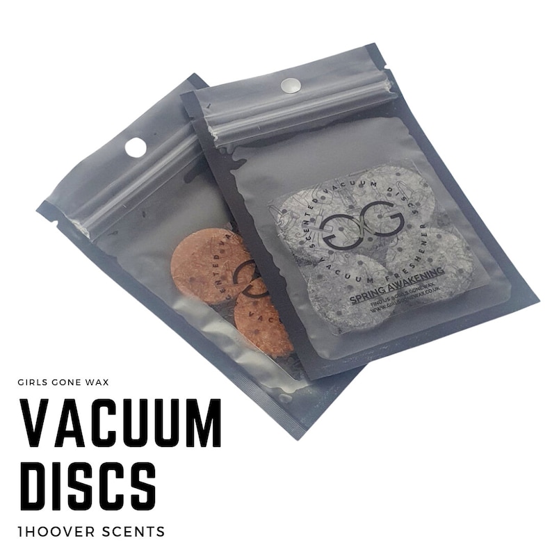 Puede incluir: Dos bolsas grises con cremallera que contienen discos de aspiradora perfumados redondos. Las bolsas est&aacute;n etiquetadas con "Girls Gone Wax" y "Vacuum Discs 1Hoover Scents". Los discos est&aacute;n etiquetados con "Scented Vacuum Discs" y "Spring Awakening".
