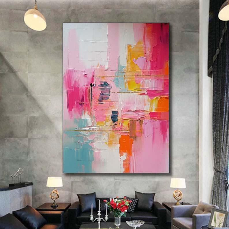 K&ouml;nnte beinhalten: Abstrakte Malerei mit einer lebendigen Mischung aus Rosa, Orange, Gelb und Blau. Das Kunstwerk verwendet dicke Pinselstriche, die eine strukturierte Oberfl&auml;che erzeugen. Das Gem&auml;lde wird an einer grauen Wand gezeigt.