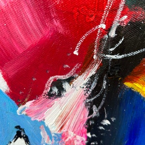 Puede incluir: Pintura abstracta con trazos audaces de pintura roja, rosa, blanca, negra, azul y amarilla. Los colores son vibrantes y las pinceladas son expresivas.