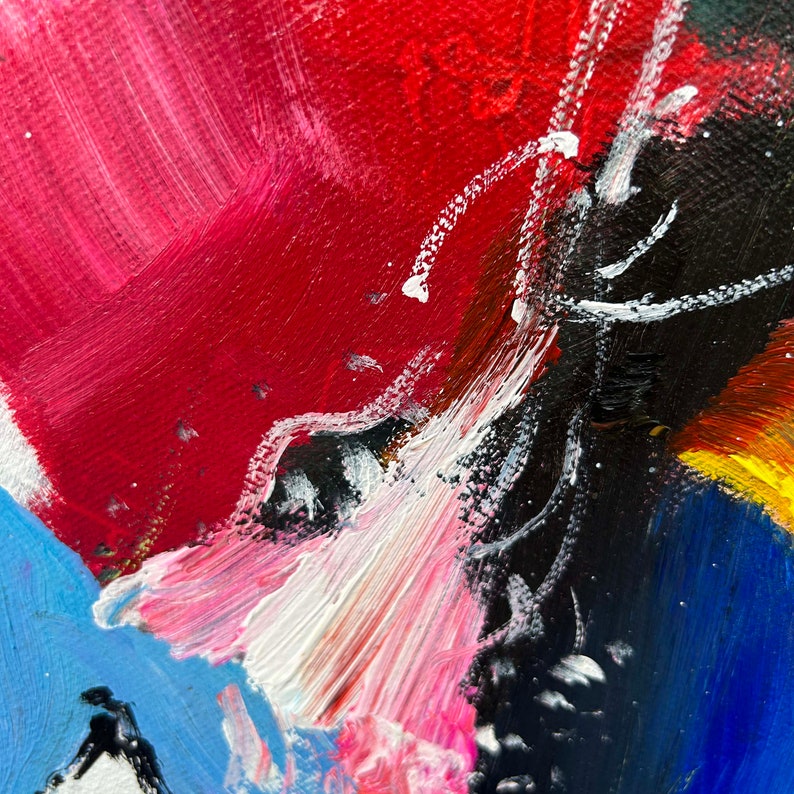 Puede incluir: Pintura abstracta con trazos audaces de pintura roja, rosa, blanca, negra, azul y amarilla. Los colores son vibrantes y las pinceladas son expresivas.