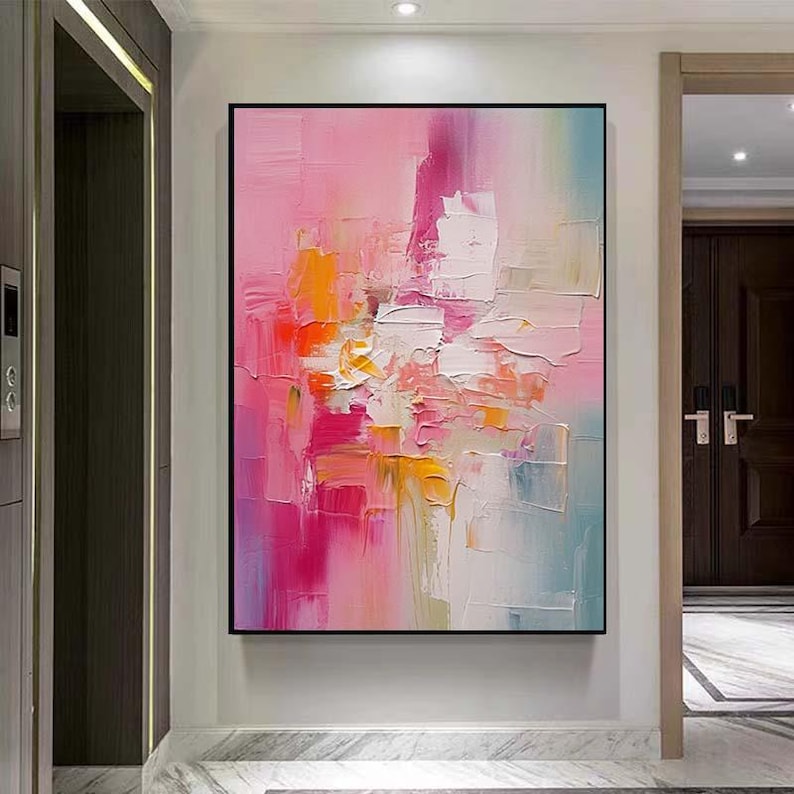 K&ouml;nnte beinhalten: Abstraktes &Ouml;lgem&auml;lde mit schwarzem Rahmen. Das Kunstwerk zeigt eine lebendige Mischung aus Farben, darunter Rosa, Orange, Wei&szlig; und Blau, die mit dicken Pinselstrichen aufgetragen wurden. Die strukturierte Oberfl&auml;che erzeugt eine dynamische und moderne &Auml;sthetik.