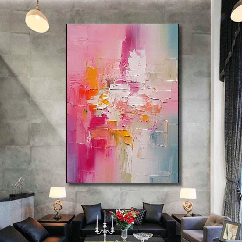 K&ouml;nnte beinhalten: Abstraktes &Ouml;lgem&auml;lde mit einer Farbpalette aus Rosa, Wei&szlig;, Orange und T&uuml;rkis. Das Kunstwerk weist dicke Pinselstriche und eine strukturierte Oberfl&auml;che auf, wodurch eine dynamische und farbenfrohe Komposition entsteht. Das Gem&auml;lde wird in einem modernen Wohnzimmer gezeigt.