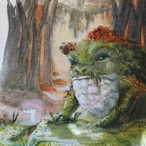 Könnte beinhalten: Aquarellmalerei eines grünen Frosches mit roten und orangefarbenen Markierungen auf dem Kopf, der in einer Waldlandschaft sitzt. Der Frosch hat einen großen, weißen Bauch und ist von Bäumen und Blättern umgeben.
