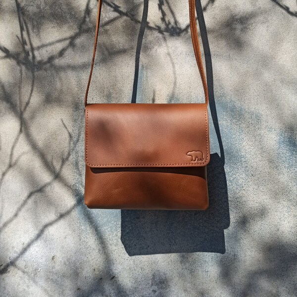 Simple Leather Crossbody Bag for Everyday Use - Daisy