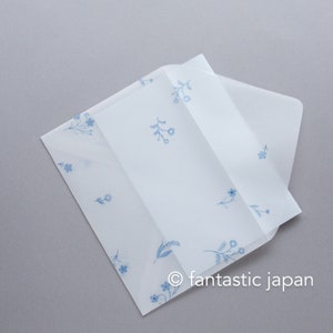 Pode incluir: Envelope de papel branco com um delicado padr&atilde;o floral azul. O envelope est&aacute; dobrado e tem uma aba. O texto "fantastic japan" est&aacute; no canto inferior direito.