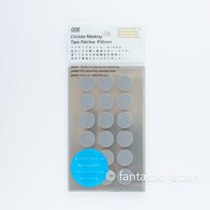 Puede incluir: Una hoja de parches de cinta de enmascarar circulares de 16 mm. Los parches son grises y están dispuestos en una cuadrícula. El embalaje es plateado y tiene el texto "Circular Masking Tape Patches 16mm" y "stationery, STANDARD & TECHNOLOGY" impreso en él.