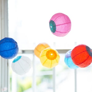 Globos de papel japoneses -globos pequeños y coloridos- *Color aleatorio (no se puede seleccionar el color)