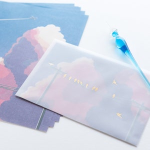 Juego de letras translúcidas con paisajes: puesta de sol y pájaros