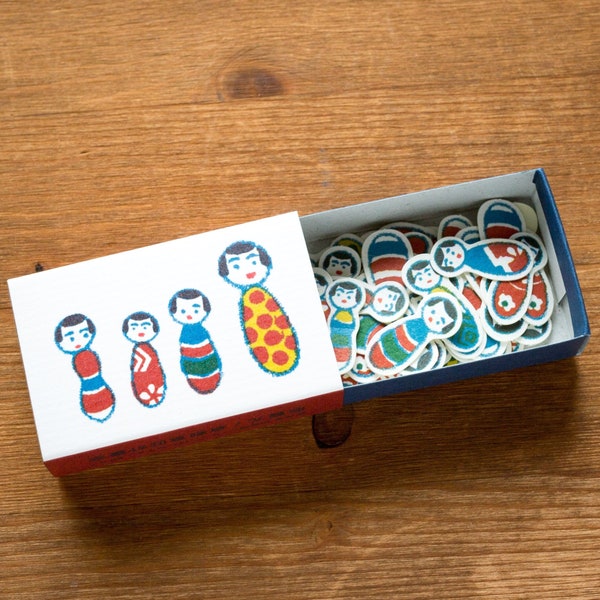 Edle Washi-Flake-Aufkleber – Kokeshi-Chan in einer Streichholzschachtel – von Yonagado