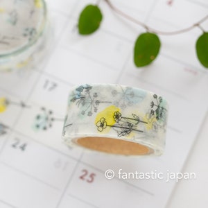Puede incluir: Un rollo de cinta washi con un dise&ntilde;o floral que presenta flores amarillas y hojas verdes sobre un fondo blanco. La cinta est&aacute; en un calendario con los n&uacute;meros 17, 24 y 25 visibles. El texto "&copy; fantastic japan" tambi&eacute;n es visible.