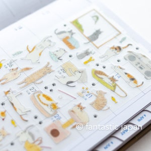 Puede incluir: Hoja de pegatinas transparente con ilustraciones de gatos en varias poses. Las pegatinas están sobre un fondo blanco y presentan una variedad de colores, incluyendo blanco, marrón, negro y naranja. Las pegatinas son perfectas para agregar un toque de fantasía a los planificadores, diarios y otros artículos de papel.