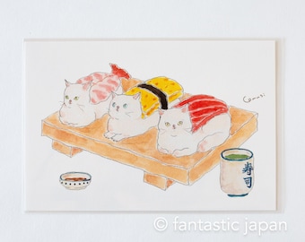 Puede incluir: Tres gatos blancos vestidos de sushi en un plato de madera. Los gatos llevan sushi rosa, amarillo y rojo. Hay un pequeño cuenco de salsa de soja y una taza de té verde en el plato. El texto "Comusi" está escrito en la esquina superior derecha de la imagen.