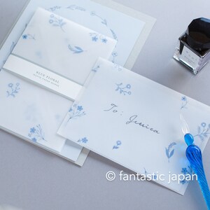 Pode incluir: Conjunto de papelaria branco com desenhos florais azuis. Inclui envelopes, cart&otilde;es e uma caneta. O texto "Blue Floral" &eacute; vis&iacute;vel na embalagem. O envelope &eacute; endere&ccedil;ado a "To: Jessica".
