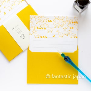 Peut inclure: Ensemble de papeterie jaune avec une enveloppe blanche et du papier à lettres orné d'un motif de canards jaunes. Le papier à lettres est ligné pour l'écriture. L'enveloppe porte l'inscription "Ah La La" et "Letter Papers 6 Papers 3 Envelopes".