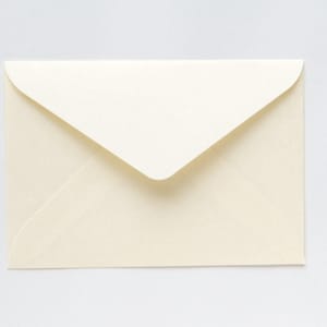 Puede incluir: Un sobre blanco liso con una solapa de color crema.