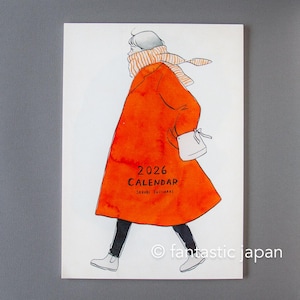 Könnte beinhalten: 2026 Kalender mit einer Illustration einer Person in einem orangefarbenen Mantel und Schal, die eine weiße Handtasche trägt. Der Kalender trägt den Text "2026 CALENDAR" und den Namen des Künstlers. Das Bild ist auf weißem Hintergrund.
