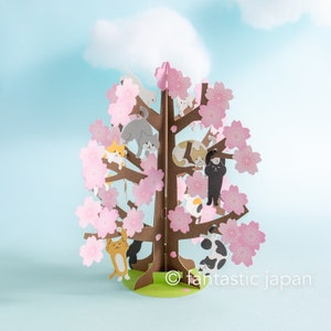 Cartão de felicitações "Saudações de primavera - gato brincando na cerejeira-