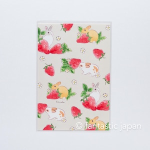 Schinako Moriyama Postkarte -Versteck in Erdbeeren-