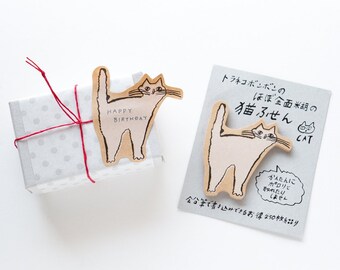 Puede incluir: Un conjunto de dos notas adhesivas con forma de gato con el texto "HAPPY BIRTHDAY" y "猫ふせん" (Neko Fusen). Las notas están sobre un fondo blanco.