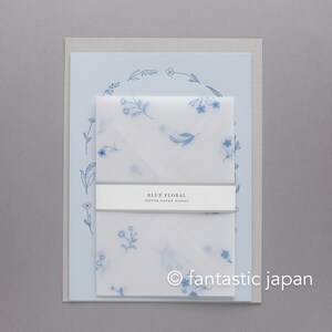 Pode incluir: Um conjunto de papelaria com fundo azul claro e um design de coroa de flores. O conjunto inclui um envelope e papel de carta azul claro com um delicado padr&atilde;o floral azul. O texto "BLUE FLORAL HOTTE PAPER WORKS" &eacute; exibido em um r&oacute;tulo branco.