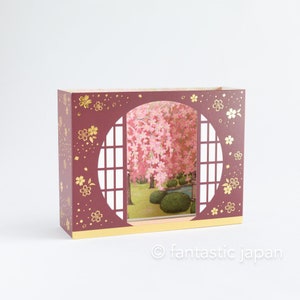 Tarjeta de felicitación - flores de cerezo en la ventana circular japonesa -