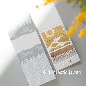 Könnte beinhalten: Ein Set aus drei goldenen Washi-Tapes mit Mustern, die eine Sonne, Wolken und ein Grasfeld zeigen. Das Band ist in einer weißen Schachtel verpackt, auf der der Text "KITTA" und "fantastic japan" in Goldfolie gedruckt ist.