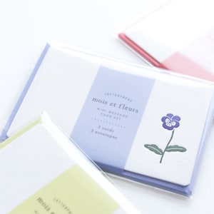 Zestaw kartek imiennych typograficznych / mois et fleurs -viola- firmy EL COMMUN / zestaw 3 / mini koperty i notatki