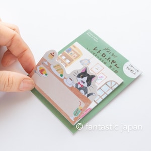 Puede incluir: Un paquete de 30 notas adhesivas retro con temática de gatos. Las notas presentan un gato blanco y negro sentado en una mesa en una cafetería retro. El texto en el paquete dice "レトロふせん", que se traduce como "notas adhesivas retro" en inglés.