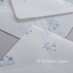 Pode incluir: Envelopes brancos com um delicado padr&atilde;o floral azul. O papel &eacute; fino e transl&uacute;cido. O texto "fantastic japan" est&aacute; no canto inferior direito.