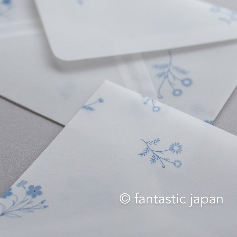 Pode incluir: Envelopes brancos com um delicado padr&atilde;o floral azul. O papel &eacute; fino e transl&uacute;cido. O texto "fantastic japan" est&aacute; no canto inferior direito.