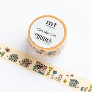 Może przedstawiać: Rolka taśmy maskującej mt z wzorem Lisy Larson. Rolka taśmy ma białą etykietę z napisem "mt masking tape X LISA LARSON" i rysunkiem kota. Sama taśma jest beżowa ze wzorem małych kwiatów i zwierząt.