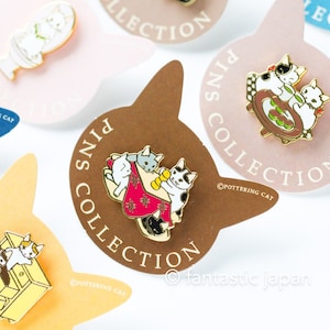 Pode incluir: Três pinos de esmalte com gatos em diferentes cenas. Os pinos são dourados e apresentam um gato branco, um gato cinza e um gato preto. Os pinos estão sobre um fundo marrom com o texto "PINS COLLECTION" e "POTTERING CAT".