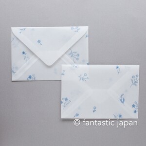 Pode incluir: Duas envelopes brancos com um delicado padr&atilde;o floral azul. Os envelopes s&atilde;o retangulares com um fecho de aba triangular. O design floral inclui pequenas flores e raminhos, criando uma est&eacute;tica suave e elegante. O texto "fantastic japan" &eacute; vis&iacute;vel.