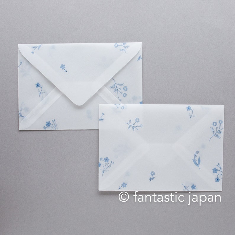 Pode incluir: Duas envelopes brancos com um delicado padr&atilde;o floral azul. Os envelopes s&atilde;o retangulares com um fecho de aba triangular. O design floral inclui pequenas flores e raminhos, criando uma est&eacute;tica suave e elegante. O texto "fantastic japan" &eacute; vis&iacute;vel.