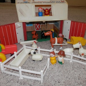 Fisher Price zestaw stodoła do zabawy w farmę 1967 zabytkowe mnóstwo dodatków traktor, płot, koń, kurczak, pies, świnia 24 szt.,