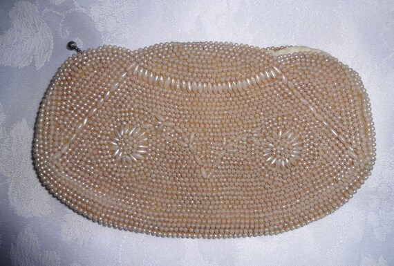 vtg 40s Beige faux pearl and beaded hand band clu… - image 1